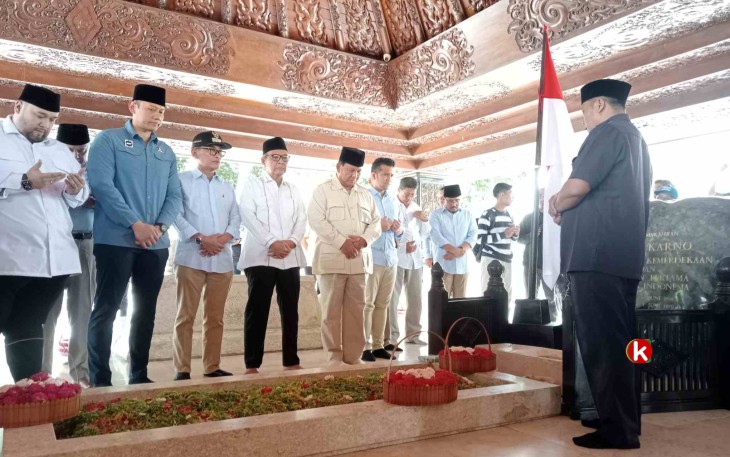 Capres Prabowo Subianto Berziarah ke Makam Bung Karno Didampingi Ketum Partai Demokrat AHY beserta Jajaran Elit Partai Koalisi Indonesia Maju (Foto : Faisal NR / Klikwarta.com)