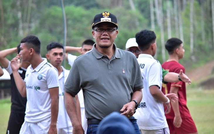 Pj Wali Kota Payakumbuh Rida Ananda, menyaksikan tim sepak bola SMAN 3 Payakumbuh menggilas SMKN 2 dengan skor 4-0.