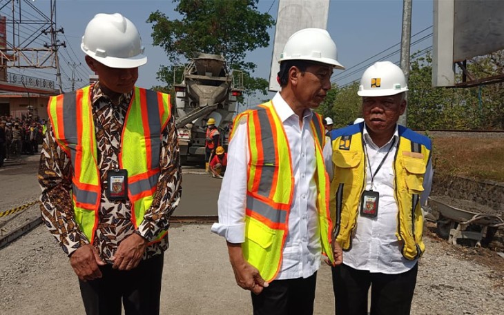  Presiden Jokowi didampingi Gubernur Jawa Tengah Ganjar Pranowo, dan Menteri Pekerjaan Umum dan Perumahan Rakyat (PU PR) Basuki Hadimoeljono meninjau pekerjaan pembangunan jalan Solo - Purwodadi, di kawasan Kalijambe, Sragen. Minggu (23/7/2023).