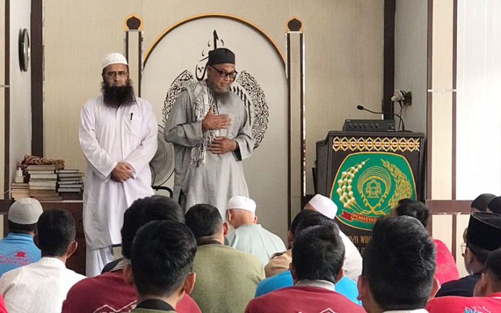 Ustadz Sher Afzal didampingi penerjemah bahasa dengan semangat memberikan ceramah untuk kedamaian hati.