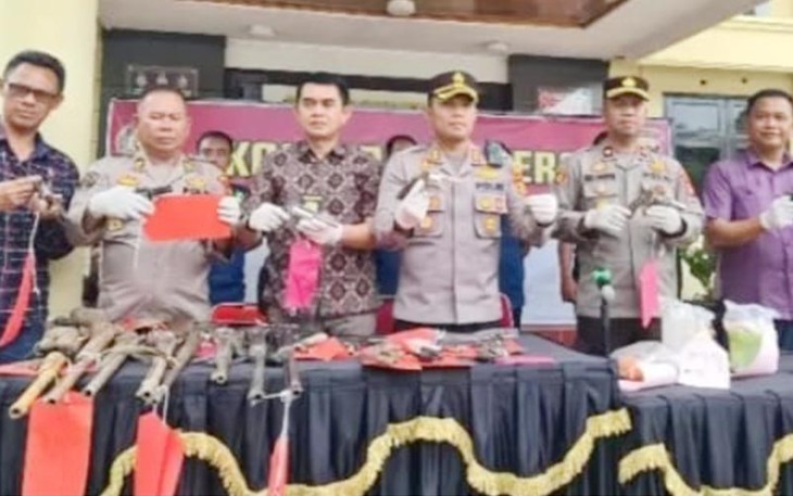 Kapolres Oku Timur, AKBP Dwi Agung Setyono,S.i.K.,M.H., saat pers release dihalaman kantor Mapolres Oku Timur, Jum'at 17 Maret 2023