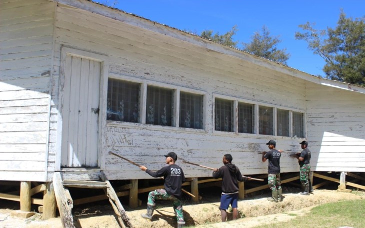 Satgas Yonif Mekanis 203/AK Bersama Artha Graha Peduli Rumah Ibadah   