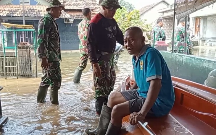 Anggota Koramil 0718-01/Pati saat kerja bakti dirumah Peltu (Purn) Kuntari 