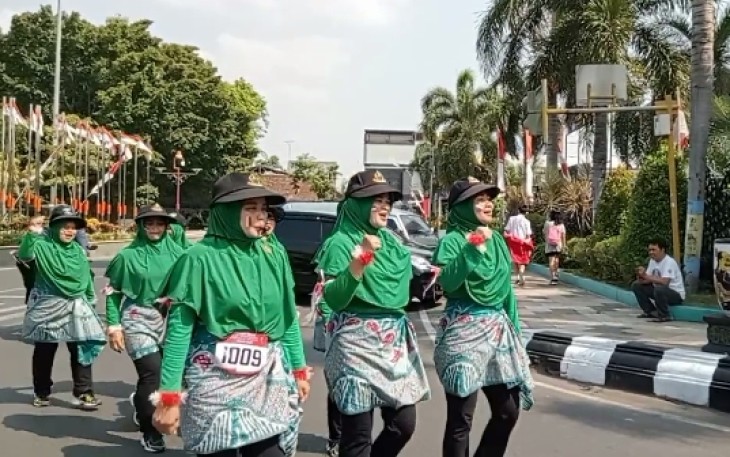 Regu Persit Cabang XXXIX dipimpin langsung Ketua Cabang Ny. Tiwi Catur Irawan