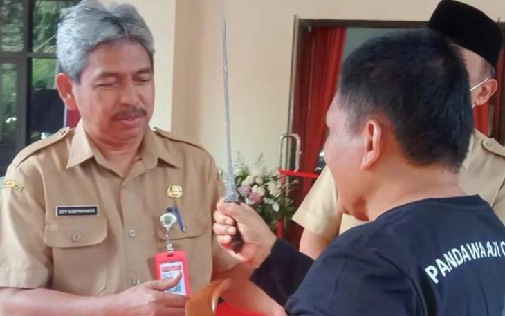 Sekretaris Daerah Kabupaten Trenggalek, Edy Soepriyanto, saat melihat Keris, dalam kegiatan pameran keris dan bursa tosan aji dalam rangka peringatan HUT ke-78 Proklamasi Kemerdekaan RI dan Hari Jadi 829 Trenggalek, di Gedung Bawarasa Trenggalek, Senin (2182023)