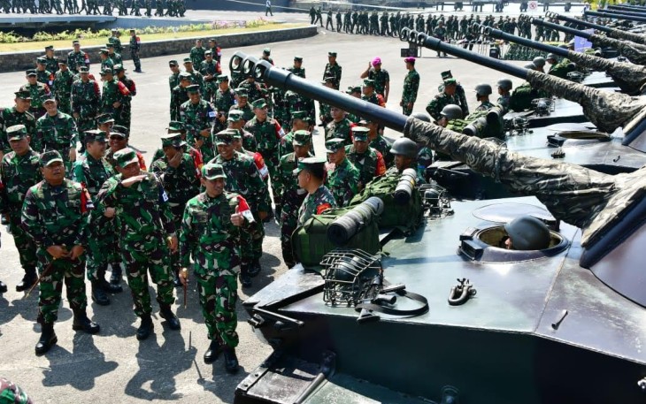 Panglima Komando Gabungan Wilayah Pertahanan (Pangkogabwilhan) II Marsdya TNI Andyawan Martono, S.I.P., selaku Pangkogab TNI II dalam Latihan Gabungan TNI Tahun 2023, saat memimpin Apel Gelar Pasukan, bertempat di Dermaga Madura Koarmada II Ujung Surabaya, Jawa Timur, Kamis (27/07/2023).