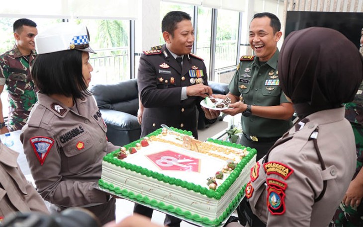 Kapolresta Tanjungpinang Berikan Kue ke Kodim 0315/Tanjungpinang 