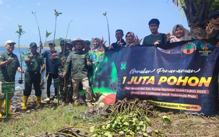 Danramil 0806/11 Panggul Aksi Penanaman Mangrove