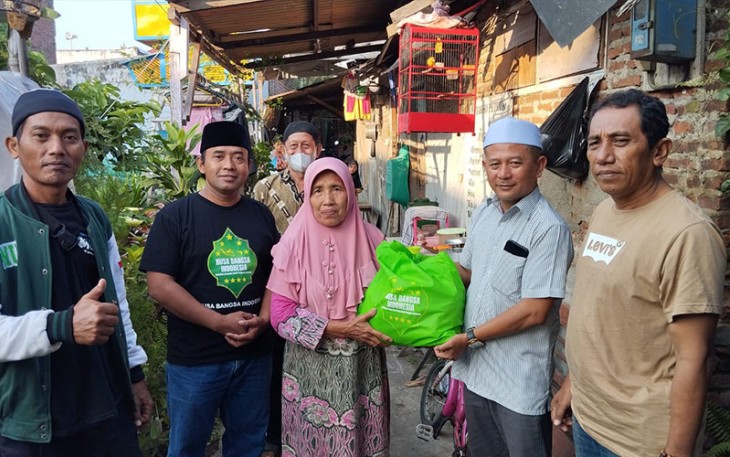 Tim Filantropi NBI saat Bagikan Paket Sembako di Sukomanunggal