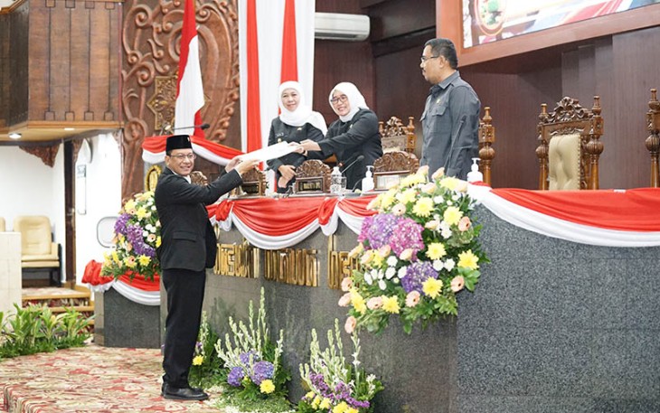 Juru Bicara Fraksi PDI-P DPRD JATIM, Daniel Rohi menjelaskan, dalam penyampaian jawaban fraksi atas Rancangan Peraturan Daerah Provinsi Jawa Timur tentang Pelindungan dan Pemberdayaan Koperasi dan Usaha Mikro, Kecil, dan Menengah, Rabu 15 November 2023.