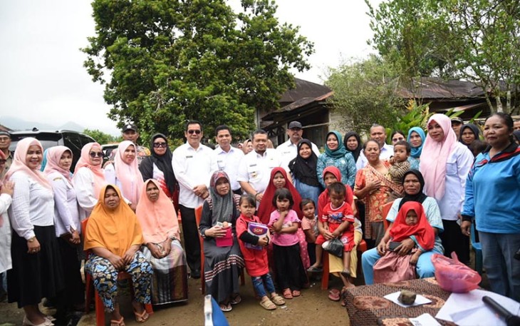 Warga Desa Jonggol Jae Kecamatan Arse, Kabupaten Tapanuli Selatan (Tapsel),  petugas dan kader posyandu photo Bersama dengan Bupati Dolly Pasaribu.