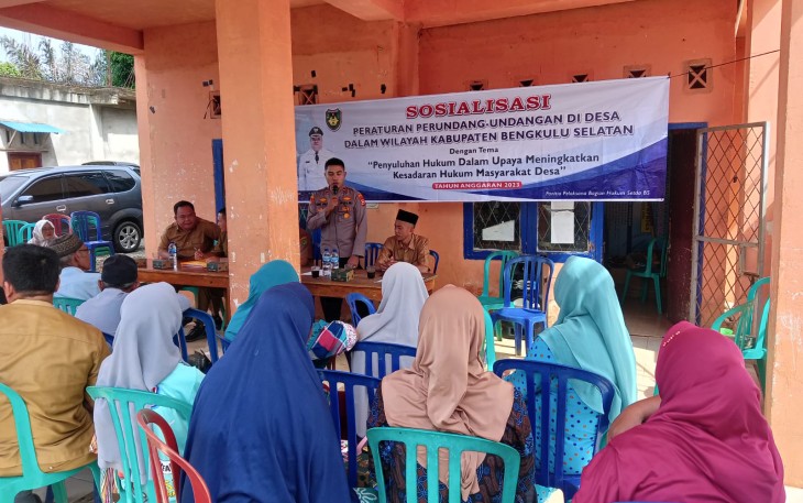 Kapolsek Sosialisasikan Peraturan Perundang-undangan di Desa Karang Caya Kedurang Ilir