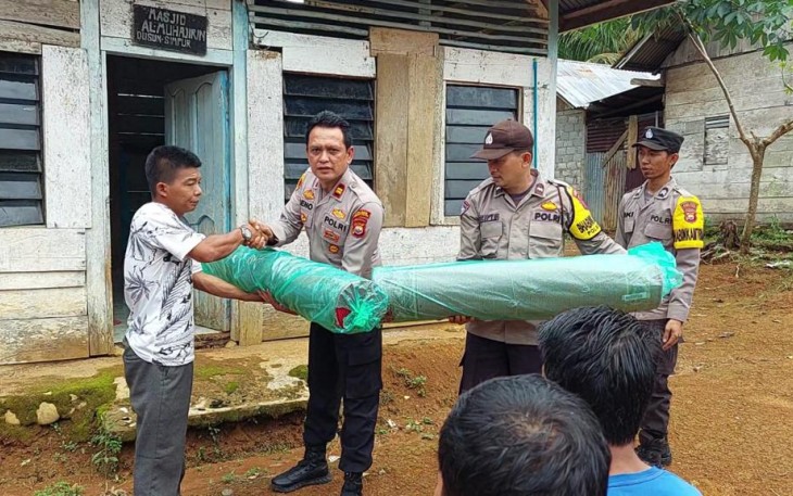 Sambang Desa, Kapolsek Pino Berikan Bantuan Ambal ke Masjid Al Muhajirin