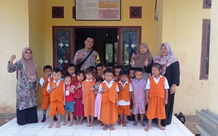 Polisi Sahabat Anak, Bhabinkamtibmas Polsek Manna  Kunjungi Murid TK-PAUD Desa Tambangan 