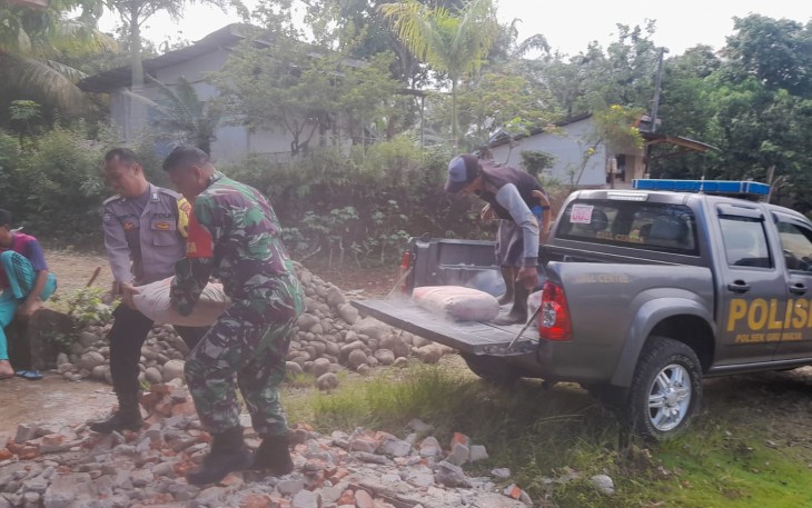 Wujudkan Lingkungan Kondusif, Polsek Giri Mulya Bantu Warga Bangun Pos Kamling 