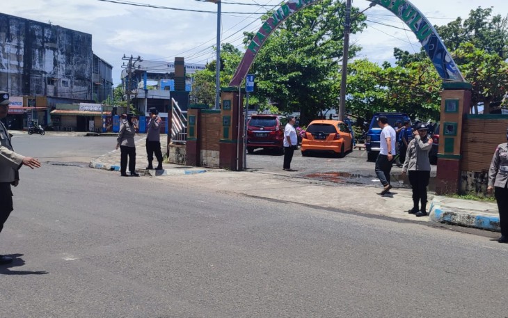 Patroli, Personel Polsek Teluk Segara Lakukan Pengamanan Ibadah Jumat di Masjid Jamik