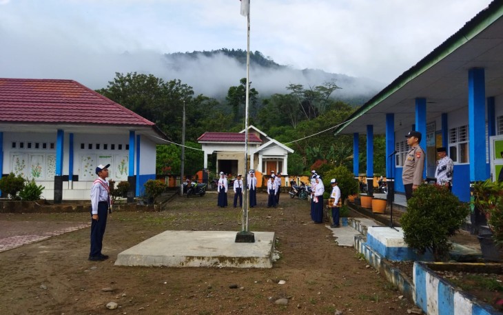 Personel Polsek Rimbo Pengadang Jadi Pembina Upacara Bendera di SMPN 17 