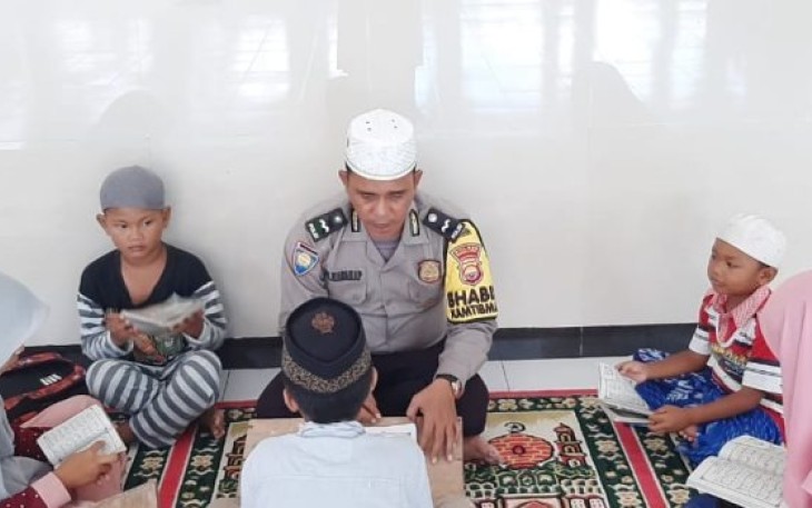 Bhabinkamtibmas Polsek Enggano Saat Mengajar Anak-Anak Mengaji