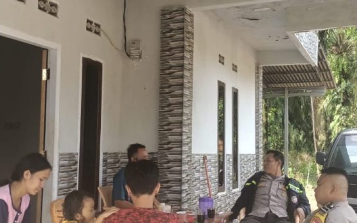 Polsek Batik Nau Saat Sambangi Warga