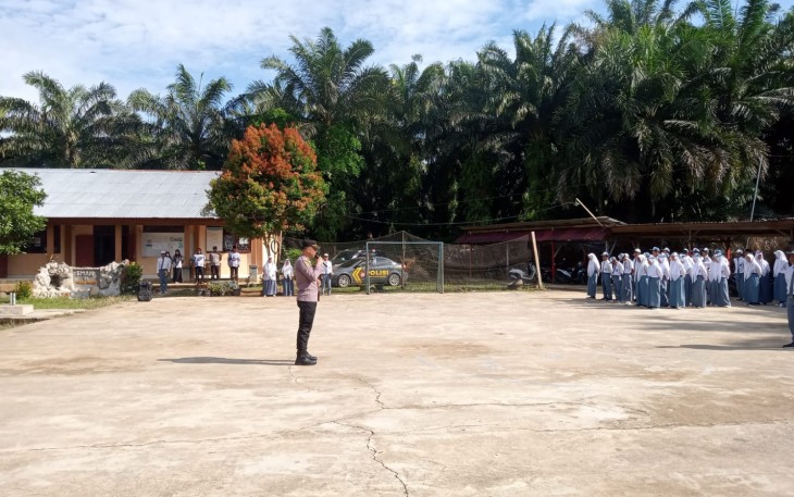 Kapolsek Sungai Rumbai  Saat Jadi Pembina Upacara di SMAN 15 Mukomuko
