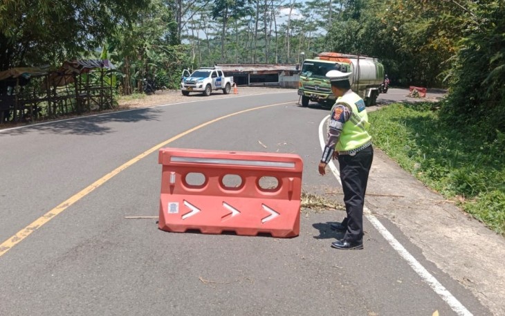 Polres Benteng Pasang Barrier di  Lokasi Mobil Tangki CPO Mengalami Rusak