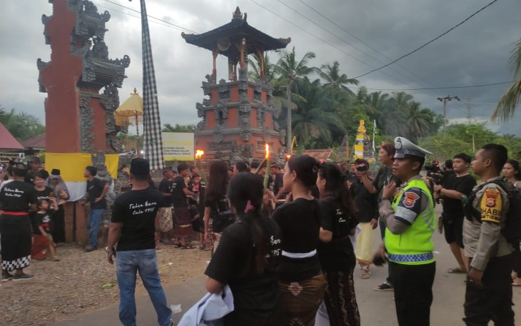 Polres Bengkulu Tengah Berikan Pengamanan Nyepi Rahajeng Rahina Tahun Baru Caka 1945 di Desa Sunda Kelapa