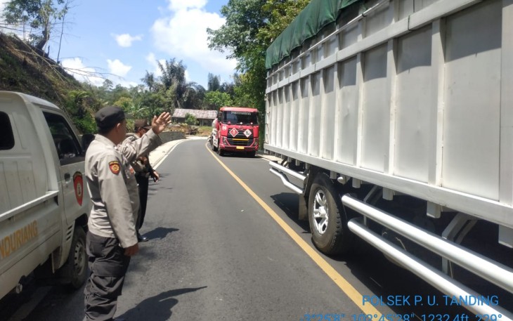 Polsek Padang Ulak Tanding Laksanakan Kegiatan Patroli di Jalan Lintas Lubuk Linggau - Curup