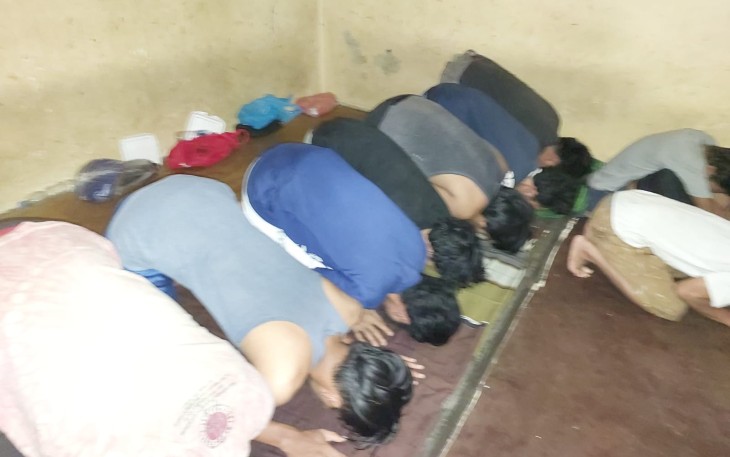 Tahanan Polsek Gading Cempaka Saat Salat Tarawih Bersama Bhabinkamtibmas