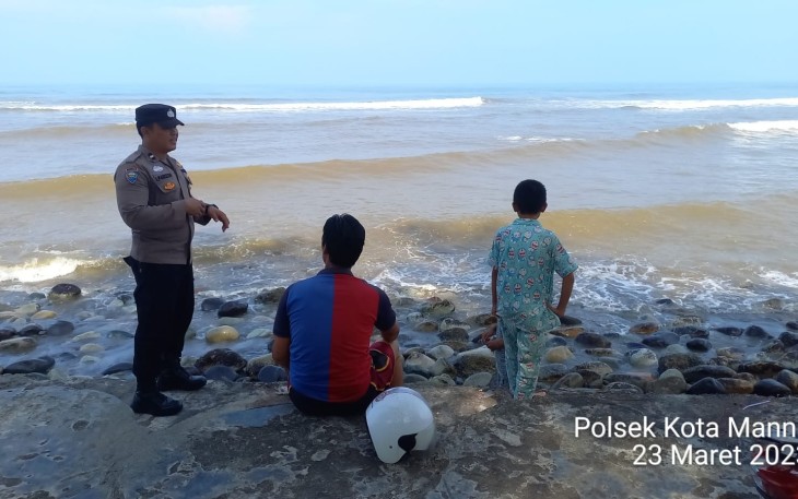 Monitoring Lokasi Wisata, Bhabinkamtibmas Sampaikan Pesan Kamtibmas 