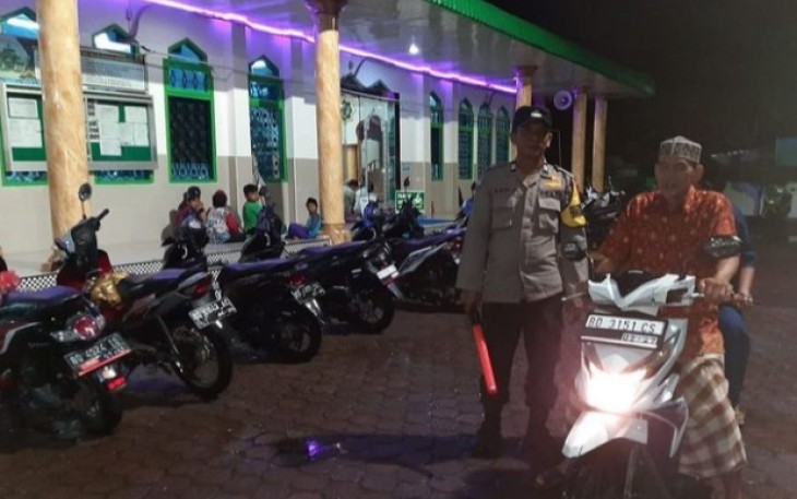 Personel Polsek Gading Cempaka Lakukan Pengamanan Salat Tarawih di Masjid Jami Bhabusalam
