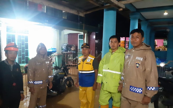 Bantu Warga, Personel Polsek Lebong Utara Terjun ke Lokasi Banjir dan Longsor
