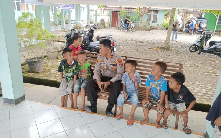 Jalin Keakraban Melalui Polisi Sahabat Anak,  Kapolsek Seginim Sambangi Anak -anak
