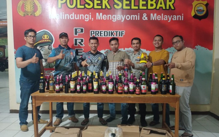 Polsek Selebar Amankan Puluhan Botol Miras dan 1 Jeriken Tuak