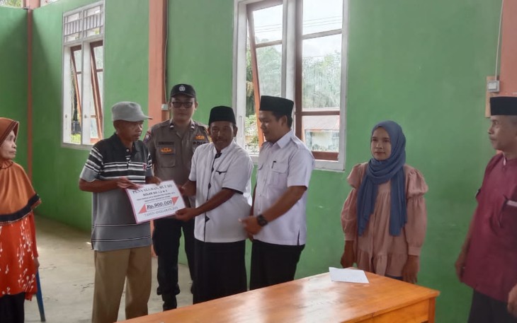 Hadiri Pembagian BLT DD, Bhabinkamtibmas Sampaikan Pesan-pesan Kamtibmas