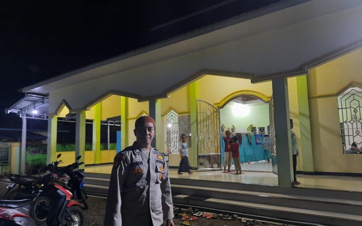 Personel Polsek Air Besi Lakukan Pengamanan Salat Tarawih