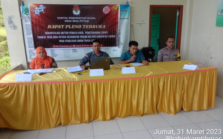 Bhabinkamtibmas Polsek Lebong Utara Hadiri Rapat Pleno Terbuka Rekapitulasi DPHP