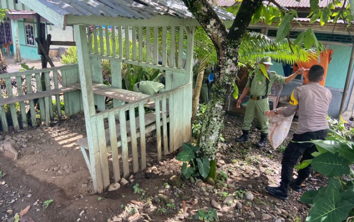 Hadir Ditengah Masyarakat, Polsek Lebong Selatan Melaksanakan Kegiatan Kebersihan Pos kamling 
