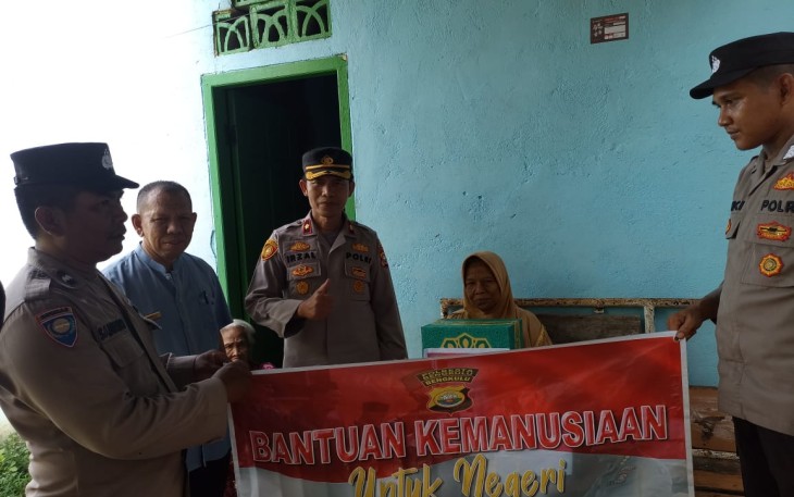 Polsek Teluk Segara Salurkan Bansos ke Warga Kelurahan Pondok Besi
