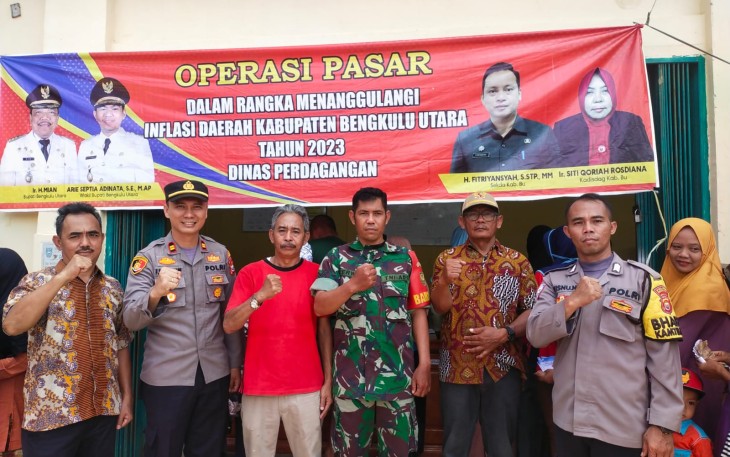 Beri Rasa Aman dan Nyaman, Polsek Giri Mulya Lakukan Pengamanan Operasi Pasar di Desa Rena Jaya