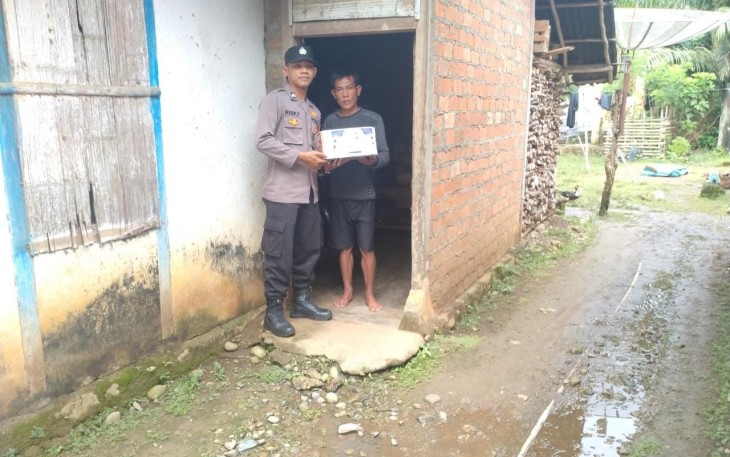 Sukardi, Terima Bansos dari Polsek Padang Guci Hulu 