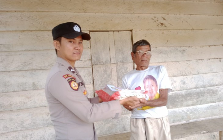 Giliran Pak Zakariah Terima Bansos dari Polsek Muara Sahung