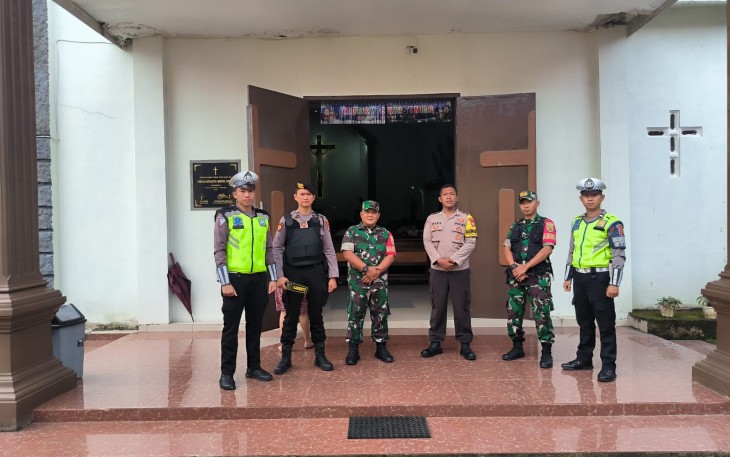 Polisi Jaga Perayaan Hari Paskah Isa Al Masih di Gereja ST Matius Lebong