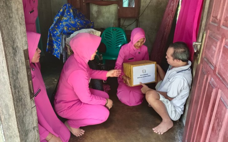 Bantu Ringankan Beban Masyarakat, Kapolsek Seginim dan Bhayangkari Berikan Bantuan
