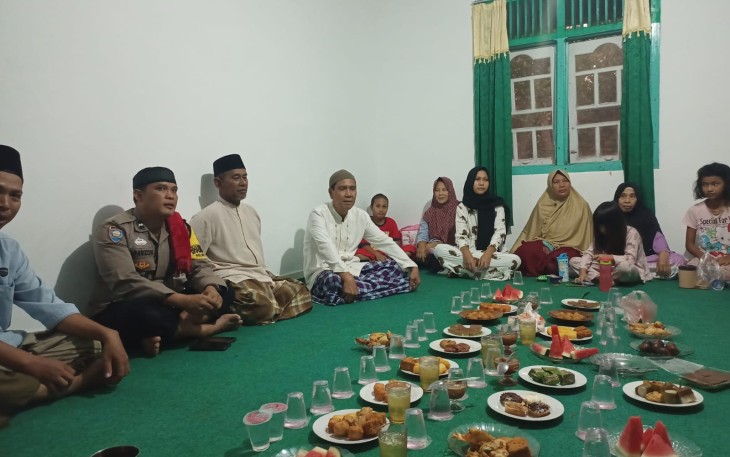 Bhabinkamtibmas Polsek Manna Buka Puasa Bersama Warga 