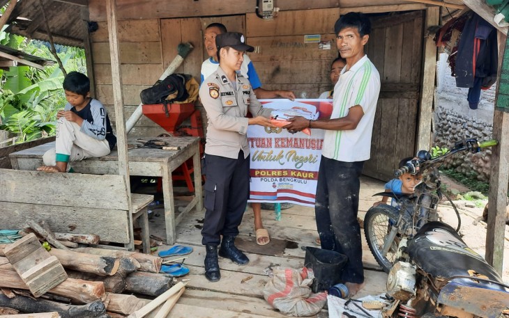 Polsek Muara Sahung Kembali Salurkan Bansos
