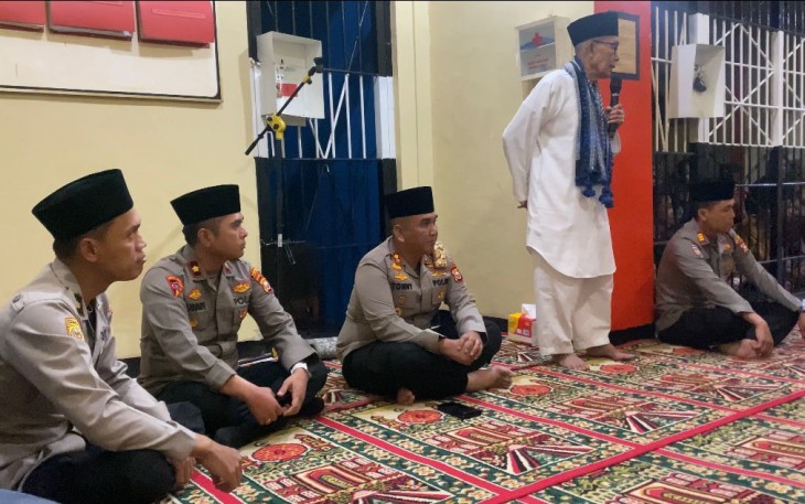 Kapolres Rejang Lebong Temani Buka Puasa Para Tahanan dan Berikan Nasihat 