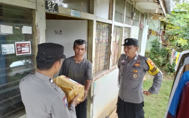 Warga Pagar Dewa dan Tebat Kubu Terima Bantuan Sosial dari Polsek Kota Manna 