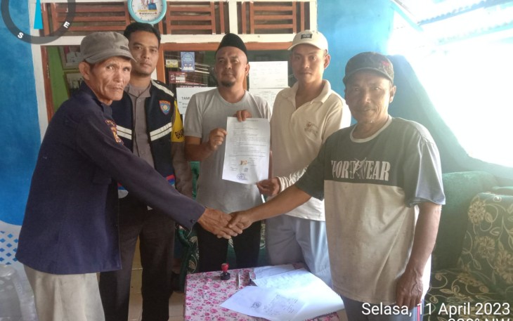 Bhabinkamtimbas Polsek Lebong Selatan Mediasi Dua Warga yang Bertikai