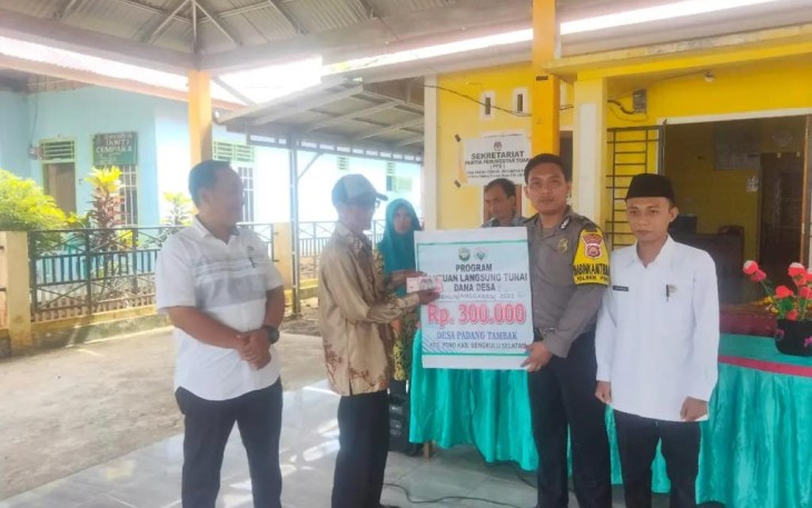 Bhabinkamtibmas Polsek Pino Kawal Penerimaan BLT-DD Desa Padang Tambak Kecamatan Pino