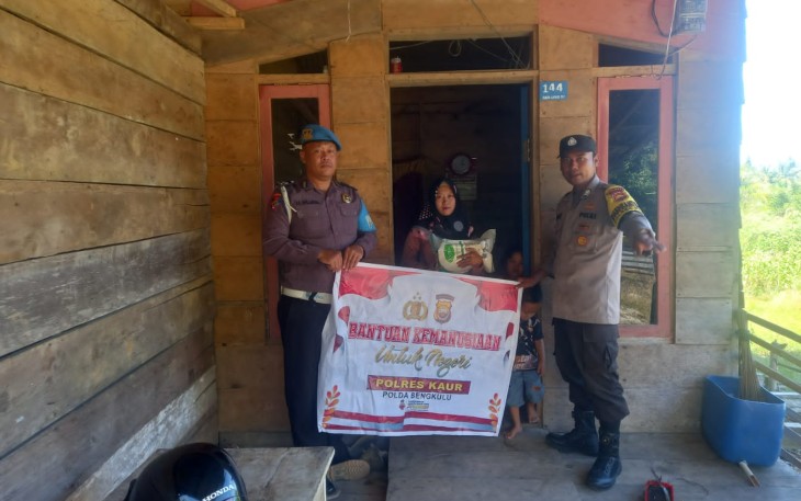 IRT Warga Desa Suka Menanti Terima Bansos dari Polsek Maje